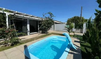 Casa com piscina em Atlântida Sul