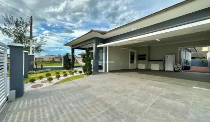 Casa a uma quadra do mar em Atlântida Sul.