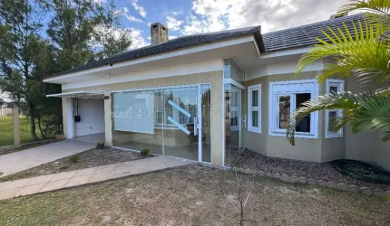 Casa a 400m do mar em Atlântida Sul.