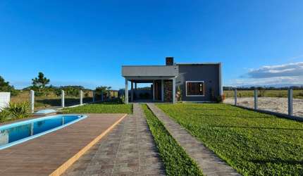 Casa com piscina próxima ao centro