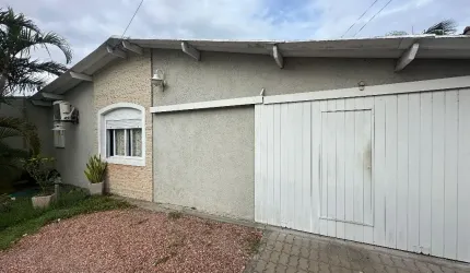 CASA COM PSICINA EM ATLÂNTIDA SUL