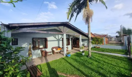 CASA COM PISCINA EM ATLÂNTIDA SUL