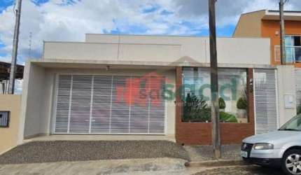 Belíssima residência com 3 suítes e piscina à venda em Órfãs