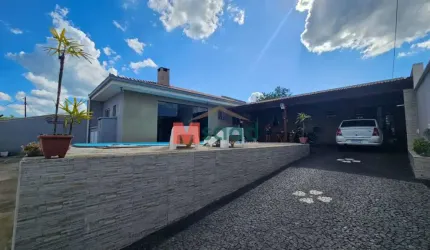 Excelente casa de esquina com piscina a venda em Contorno