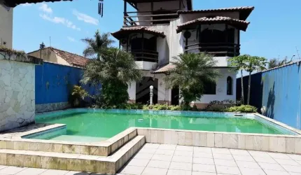 Casa Triplex à Venda no Canto do Forte em Praia Grande com Piscina e 6 Dorms