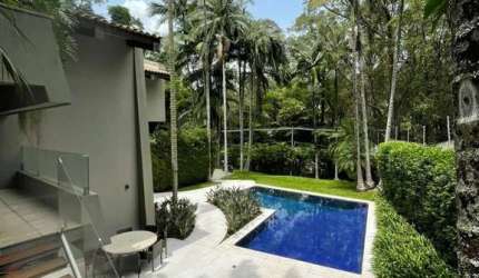 Casa no Morumbi com 2200m2 de terreno e 998m2 área construída. 4 suítes, piscina, adega, churrasqueira e 5 vagas cobertas