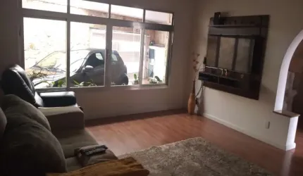 Casa Térrea com edícula Taboão SBC, 2 vagas, área com churrasqueira,1 WC, 2 salas e Edícula com 2 cômodos e 1 WC.  POSSUI ESTRUTURA PARA AMPLIAÇÃO OU CONSTRUÇÃO SOBRE A CASA.