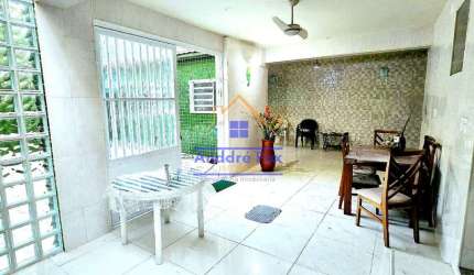 Casa com 2 salas, varanda, 3 quartos, copa coz., depend., a de serv., quintal, vaga 3 carros, à ven