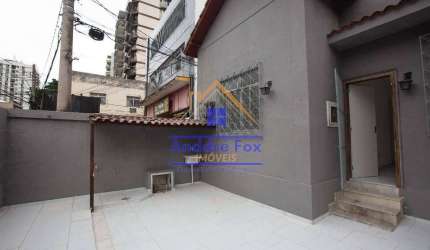 Casa linear com sala, 3 quartos, cozinha, área de serviço, quintal, garagem para 2 carros, à venda,