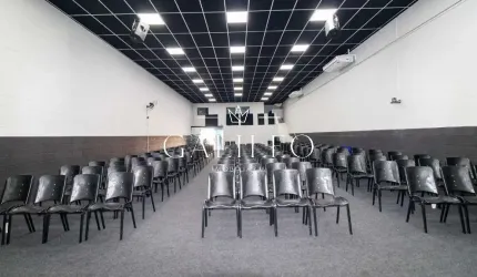 Galpão para locação e venda em Vila Santa Terezinha, perto do centro de Várzea Paulista com 3 vagas de garagem frente.