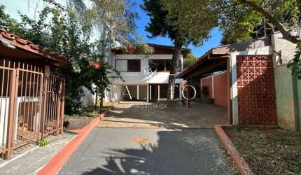 VENDE-SE CASA COM 04 DORMITÓRIOS, 02 SUÍTES, COM CHURRASQUEIRA E PORTÃO ELETRÔNICO, POTENCIAL USO COMERCIAL!