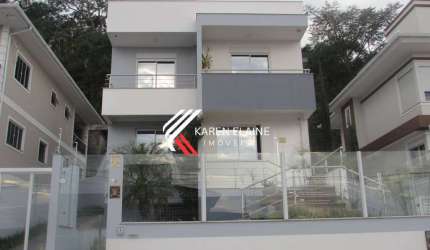 Belíssima casa à venda com 3 dormitórios sendo 1 suíte em Forquilhinha/SJ.