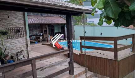 Casa à Venda com terreno, 04 dormitórios sendo 01 suíte em São José SC