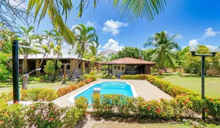 Casa à venda em Itacimirim Camaçari-BA, 3 quartos, 1 suíte, 1 sala, 4 banheiros, 6 vagas, 246m². Aproveite!