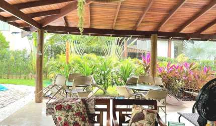 Casa de luxo em condomínio na Praia do Forte em Mata de São João-BA: 4 quartos, 4 suítes, 1 sala, 5 banheiros, 3 vagas de garagem e 200m² de área.