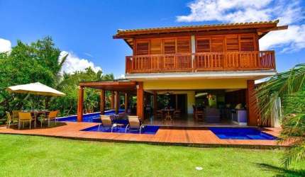 Casa de luxo em condomínio na Praia do Forte: 5 quartos, 5 suítes, 2 salas, 8 banheiros, 4 vagas de garagem, 380m². Venda ou locação em Mata de São João-BA!