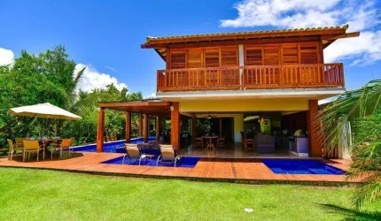 Casa de luxo em condomínio na Praia do Forte: 5 quartos, 5 suítes, 2 salas, 8 banheiros, 4 vagas de garagem, 380m². Venda ou locação em Mata de São João-BA!
