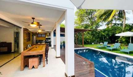 Casa venda e para locação em Praia do Forte, Mata de São João-BA: 6 quartos, 6 suítes, 1 sala, 8 banheiros, 4 vagas de garagem, 256m².