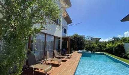 Casa de luxo em condomínio na Praia do Forte: 6 quartos, 6 suítes, 2 salas, 9 banheiros, 4 vagas de garagem, 380m². Venda/loc. em Mata de São João-BA.