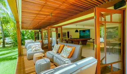 Casa em Condomínio de Luxo na Praia do Forte: 6 Quartos, 6 Suítes, 2 Salas, 9 Banheiros, 4 Vagas, 360m² - Mata de São João-BA.