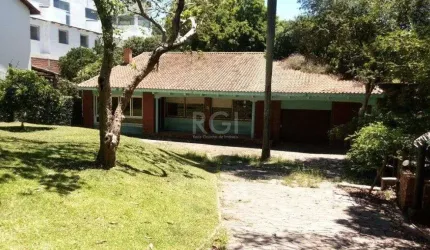 Casa para Venda - 244m², 2 dormitórios, 4 vagas - Teresópolis