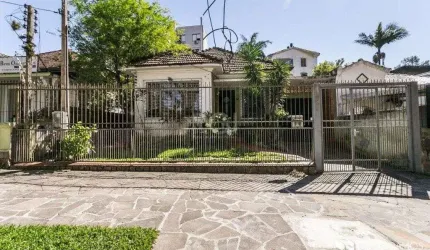 Casa para Venda - 198m², 3 dormitórios, sendo 1 suites, 4 vagas - Petrópolis