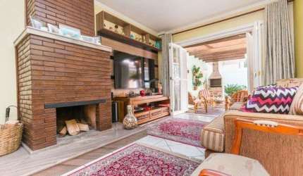 Casa para Venda - 258m², 3 dormitórios, sendo 1 suites, 4 vagas - Teresópolis