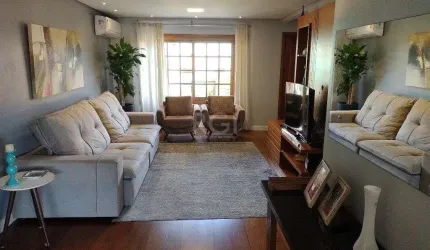 Excelente casa com 03 suíte, espaço gourmet com churrasqueira, living com lareira, pátio com piscina e garagem para 02 carros no bairro Espírito Santo