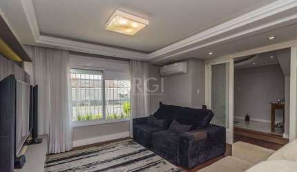 Casa à venda - 230m², 4 quartos, sendo 2 suítes, churrasqueira, piscina e 03 vagas de garagem