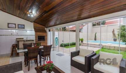 Excelente casa de 379m² com 3 dormitórios, piscina e 4 vagas.