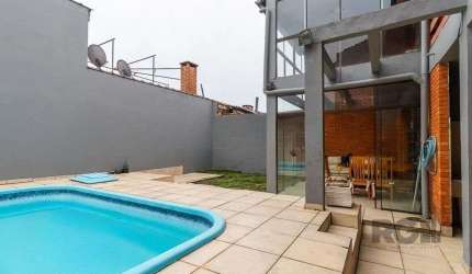 Casa de 245m² com 5 dormitórios no bairro Sarandi