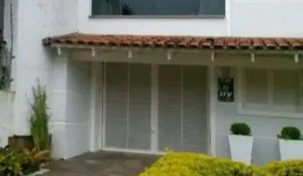 Casa em Porto Alegre, no bairro Ipanema, com 4 dormitório(s), e 4 banheiros, à venda.