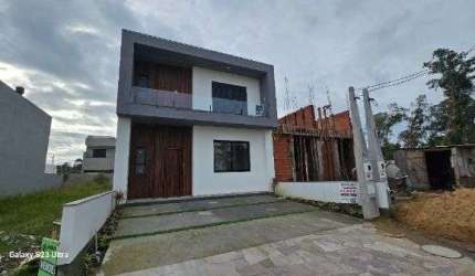 Casa em Porto Alegre, no bairro Hípica, com 3 dormitório(s), e 3 banheiros, à venda.