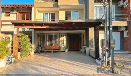 Casa em Porto Alegre, no bairro Hípica, com 3 dormitório(s), e 3 banheiros, à venda.