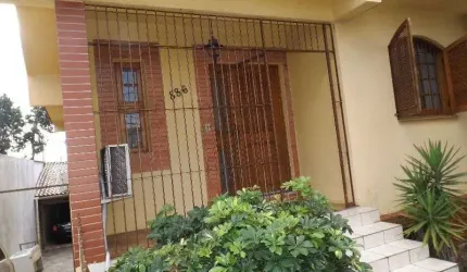 Casa para Venda - 250m², 3 dormitórios, sendo 3 suites, 7 vagas - Medianeira