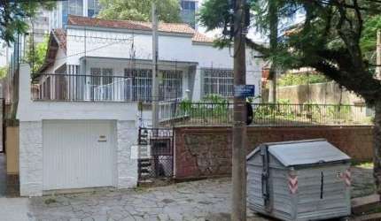 Casa em Porto Alegre, no bairro São João, com 4 dormitório(s), à venda.