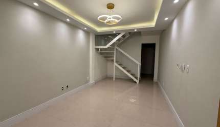 Linda casa de condomínio totalmente reformada.
