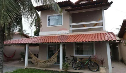 Casa duplex com cinco dormitórios em condominio fechado.