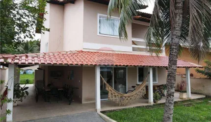 Casa duplex com cinco dormitórios em condominio fechado.