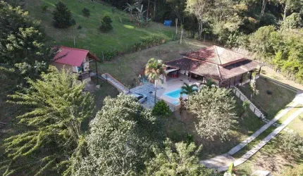 Sítio com três dormitórios e piscina em Saquarema.