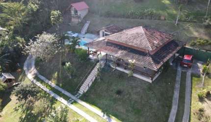 Sítio com três dormitórios e piscina em Saquarema.