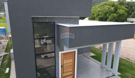 Casa com três quartos em condomínio fechado.
