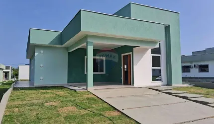 Casa com três dormitórios em condomínio fechado.