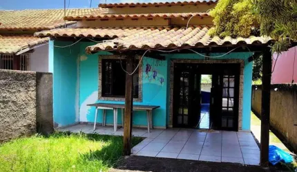 Ótima com 02 quartos, sendo uma suíte, com garagem coberta, terreno grande e ótimo espaço para uma piscina
