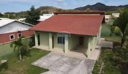 Casa em condomínio fechado,dois dormitórios e suíte.