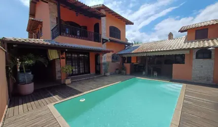 Casa em condominio fechado com cinco dormitórios e piscina.
