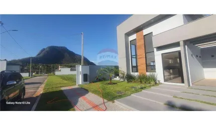 Maravlhosa Casa no Mais Completo Condomínio de Maricá!!!