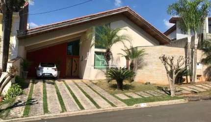 Casa alto padrão 3 quartos, 1 suíte, área gourmet com churrasqueira, Parque Três Meninos. Fácil acesso à Rod Raposo Tavares. 375m² de área construida.