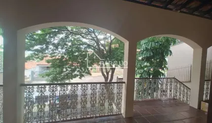 Ampla e aconchegante casa térrea de 265 m² de área construída em terreno de 360 m² é perfeita para famílias que buscam conforto e espaço.