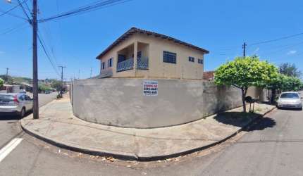 Vende se sobrado de esquina no Jardim Leonor